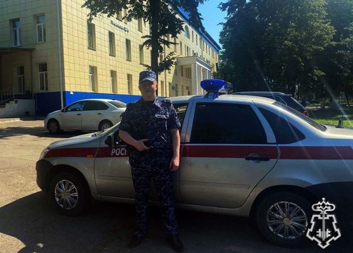 Сотрудники Росгвардии помогли доставить в медучреждение ребенка, потерявшего сознание