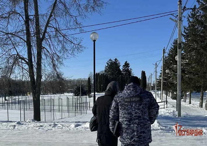 Сотрудники Росгвардии проверили антитеррористическую защищённость мест массового пребывания граждан в Малоархангельск