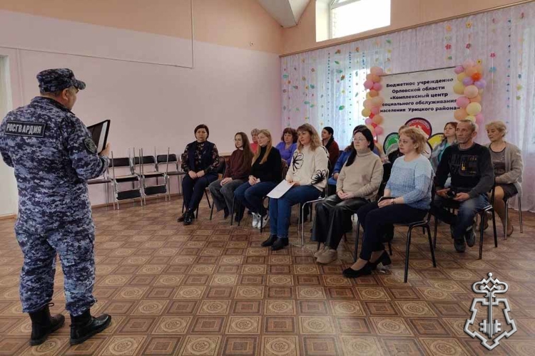 Росгвардейцы провели профилактическое занятие с работниками центра соцобслуживания Урицкого района