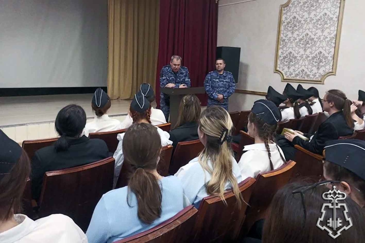 Студенты Болховского педагогического колледжа познакомились со службой в Росгвардии