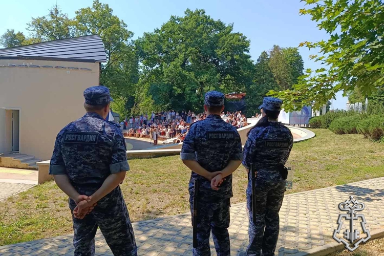 Росгвардейцы обеспечили безопасность во время праздничных и спортивных мероприятий в Орле