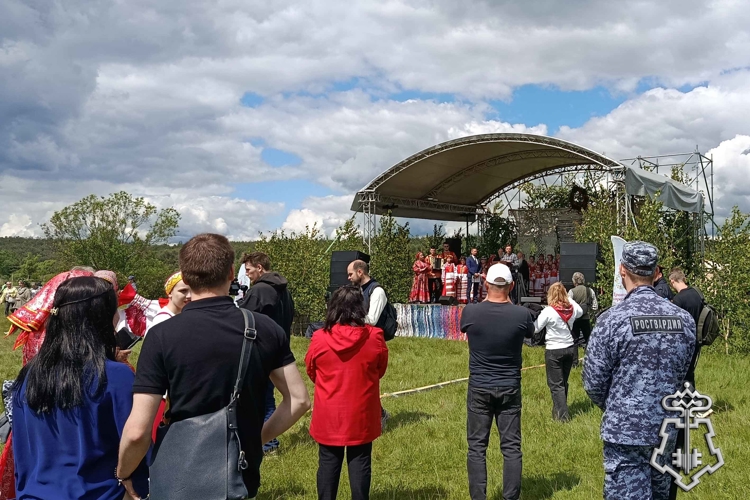 Росгвардейцы приняли участие в обеспечении правопорядка в День Святой Троицы