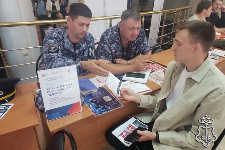 Росгвардейцы приняли участие в двух ярмарках вакансий