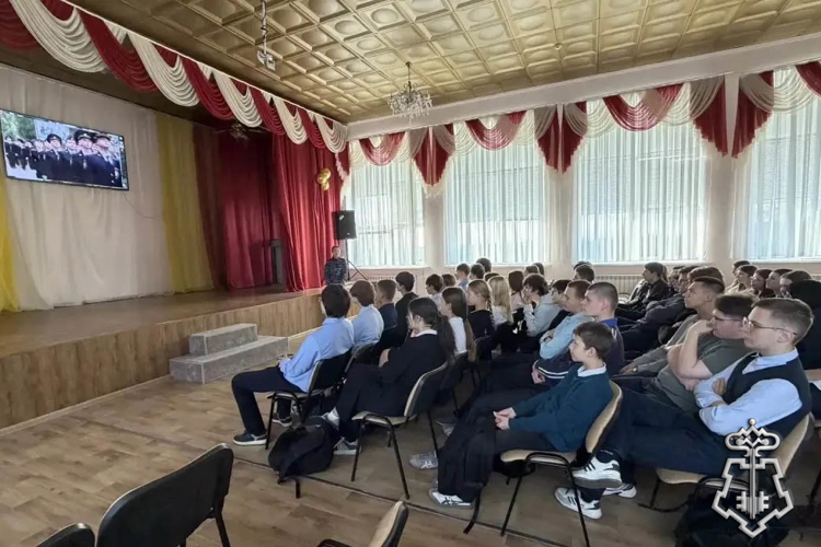В Ливнах росгвардейцы провели профориентационное занятие со школьниками
