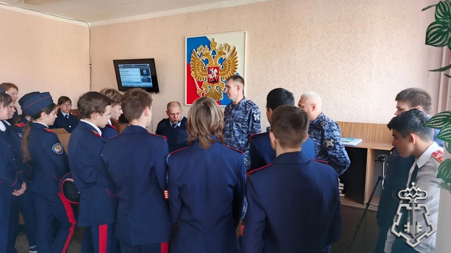 Орловские школьники побывали на экскурсии во вневедомственной охране Росгвардии